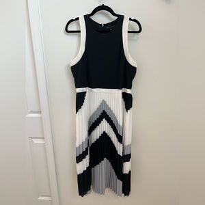 Banana Republic Chevron Black, White & Gray Pleated Dress Size 12